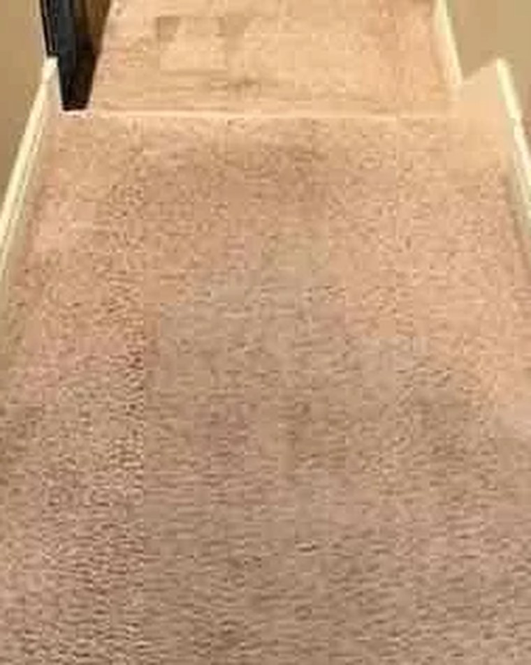 Moquette d'escalier, apr&egrave;s nettoyage